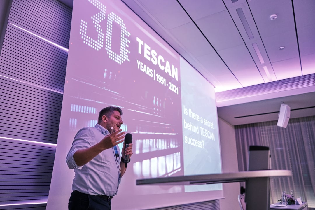TESCAN_16MCM_073-01111